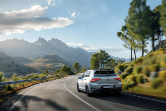 GTI emblématiques sur route avec design sportif et dynamique